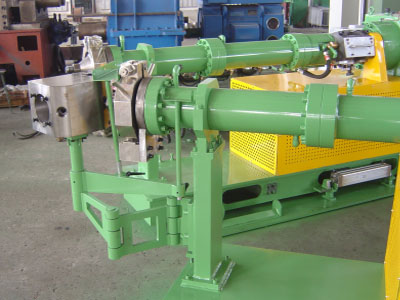 Cold feed compounding extruder